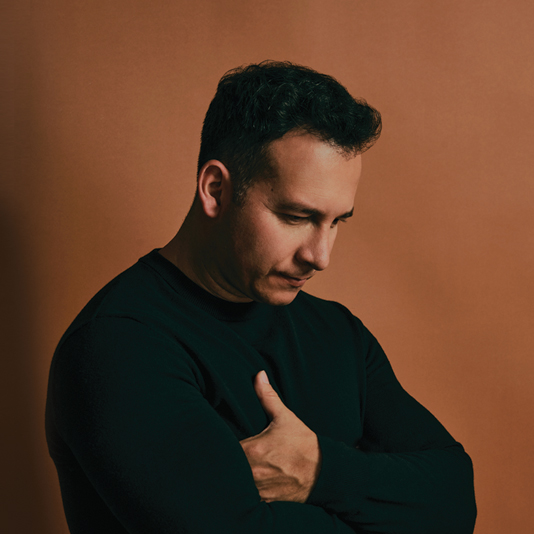 Conversamos con Jeins Durán, autor de Celda 212 y biógrafo de figuras como Juan Guillermo Cuadrado, la karateka Lina Gómez y el misionero John MacMillan. En esta entrevista revela qué convierte un libro en best seller más allá del azar, la importancia de escuchar para captar historias poderosas y cómo transformar emociones en palabras que atrapen al lector.