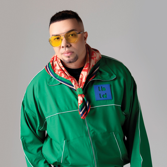 Conversamos con Alex Zurdo sobre su nuevo lanzamiento May Day: sus convicciones, su relación de pareja y hasta la idea de escribir un libro. Además, nos contó por qué este álbum es tan diferente a todo lo que ha hecho.