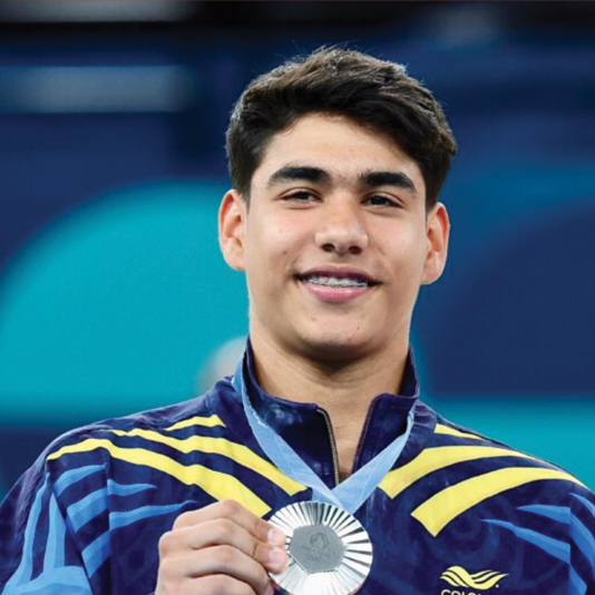 el gimnasta colombiano que, a sus 17 años, se convirtió en una leyenda viva del deporte nacional al ganar la primera medalla olímpica en gimnasia para Colombia, en los juegos de París 2024.