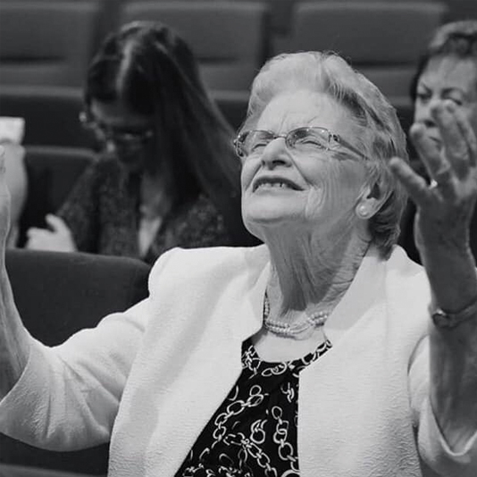 La historia de una mujer que lo dio todo por la causa del Evangelio. Conoce sus viajes, la formación de su familia y cómo, con amor y servicio, ha construido un legado que inspira.