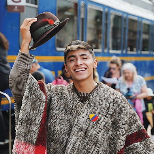 El Chico de la Ruana (Julián Pinilla) tiene millones de seguidores que se conmueven con sus actos de servicio. Hablamos con ellos para entender por qué servir a otros es una muestra de amor poderosa y la que más asombra al mundo.