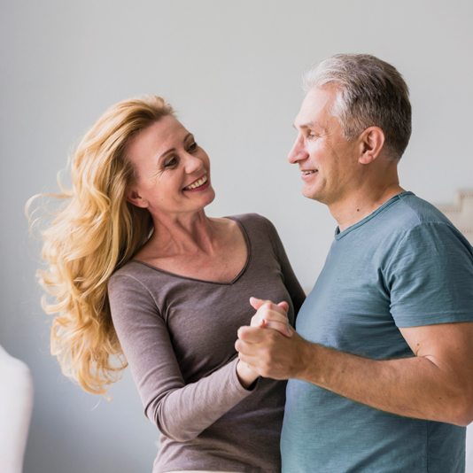El Dr. Kevin Leman, autor del libro Ten un nuevo esposo para el viernes, asegura que sí. En este artículo reunimos estrategias probadas para refrescar tu relación e iniciar un reto de transformación en pareja.