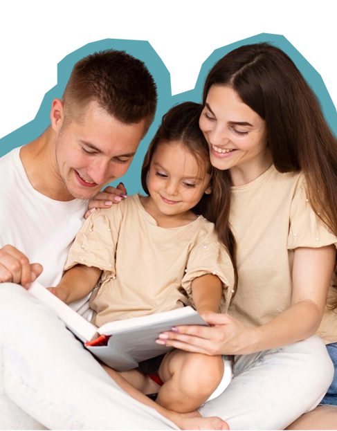 Fotografía de una pareja de padres leyendo con su hijo.