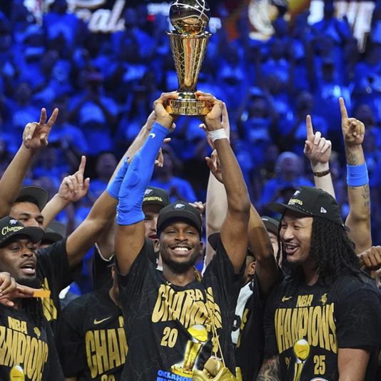 Equipo de baloncesto celebrando la victoria.
