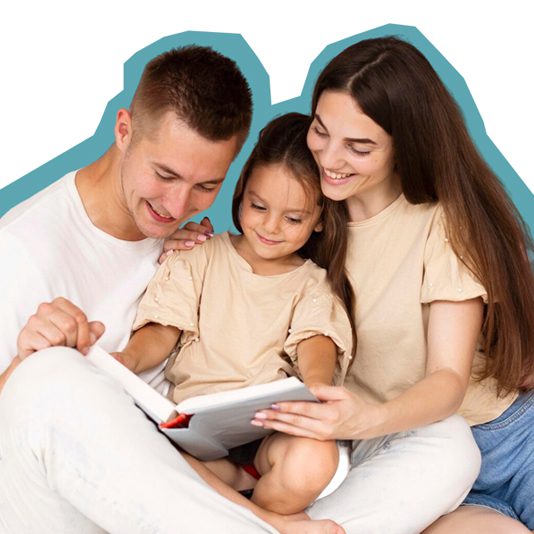 Imagen de familia leyendo juntos.
