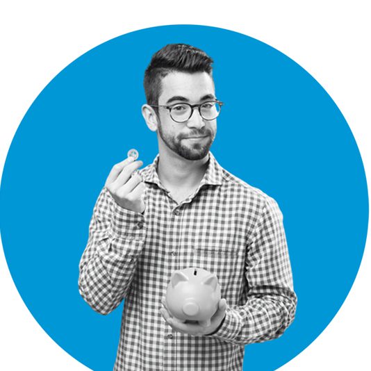 hombre mostrando cómo ahorra en una alcancía.