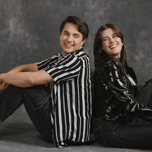 Fotografía de los pastores Thomás y Christy Corson sonriendo.