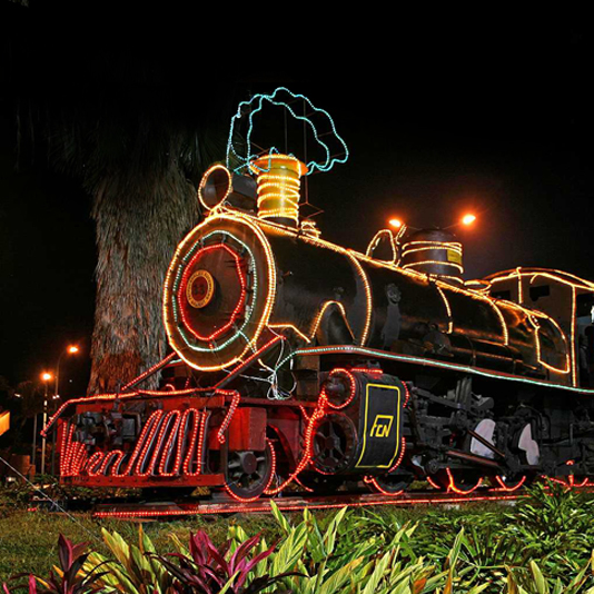 Un tren iluminado de noche en Bogotá.